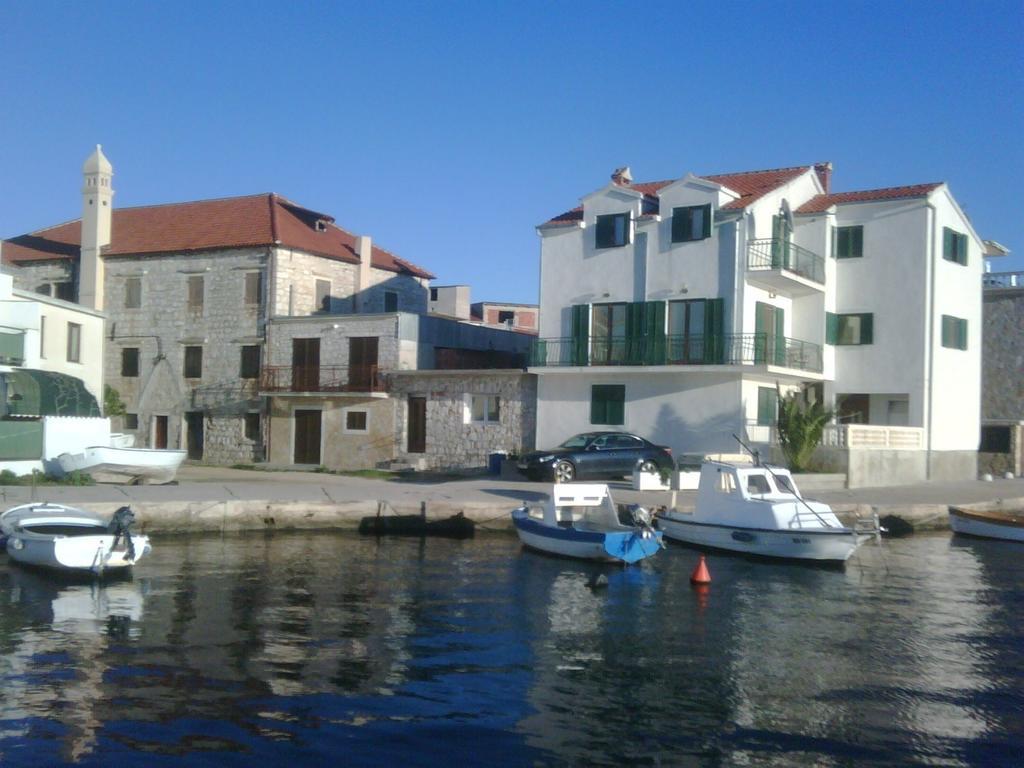 Apartment Sara Pirovac Pokoj fotografie